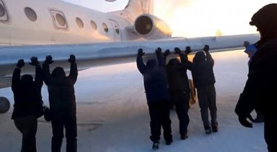 Así empujaban los pasajeros el avión trancado.