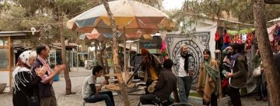 Dos turistas frente a una parada en el parque Laleh de Teherán.