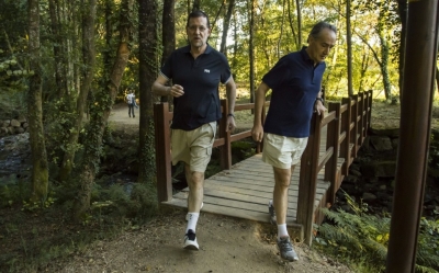 El presidente de Espa&ntilde;a, Mariano Rajoy, hace senderismo en Pontevedra.