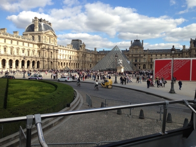 El Louvre, con la caprichosa pirámide de Miterrand