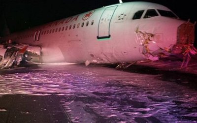 Avi&oacute;n de Air Canada con 133 pasajeros derrapa y sale de la pista
