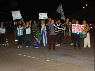 &quot;Kacerolazos&quot; en Punta del Este contra el gobierno argentino