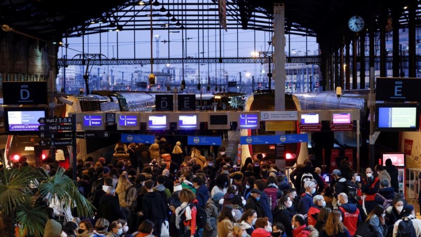 Viajeros en la estaci&oacute;n de tren Gare de Lyon, en Par&iacute;s, el 17 de diciembre de 2021