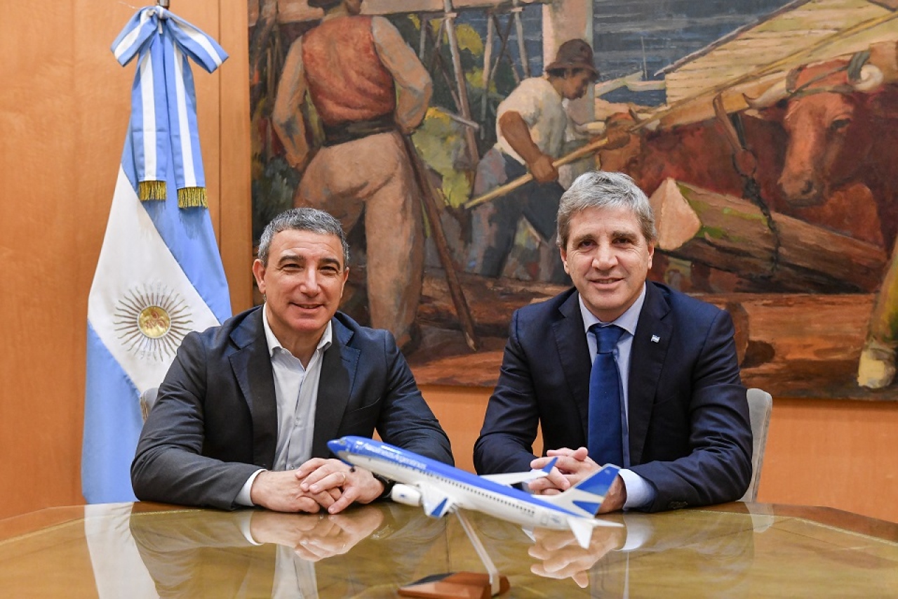 Fabi&aacute;n Lombardo, presidente de Aerol&iacute;neas Argentinas, y Luis Caputo, ministro de Econom&iacute;a.