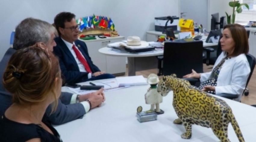 El presidente Gilson le da la bienvenida al director y al personal de Amazonastur en Embratur.