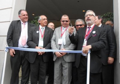 Nunca habíamos visto un corte de cinta sin la presencia de autoridades oficiales. Roque Baudean (ENCOTUR); Sergio Bañales (AUDAVI); Alavro Gimeno (UAVI) y Fernando Cambón, Presidente del Comité Organizador, cortan la cinta, enhiestos, sonrientes, mientras se divisa detrás de ellos a Juan Martínez, (AHRU) y Luis Borsari (CAMTUR). No está en la foto pero estuvo, Walter Sobrero (CIHTU) y todo el empresariado dijo presente. Vergonzosa actitud oficial.