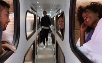 Autob&uacute;s con cabinas para dormir durante el viaje.