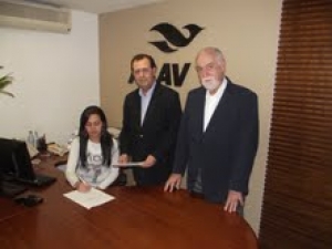Antonio Azevedo junto a Leonel Rossi, director de Relaciones Internacionales de la Abav, durante el registro de la lista.