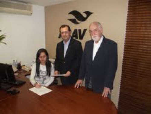 Antonio Azevedo junto a Leonel Rossi, director de Relaciones Internacionales de la Abav, durante el registro de la lista.