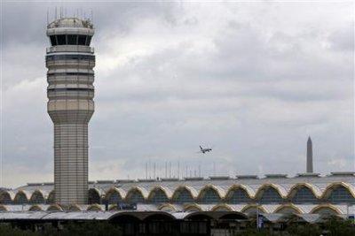 Un avi&oacute;n pasa frente a la torre de control a&eacute;reo en el aeropuerto Ronald Reagan en Washington el 10 de agosto del 2015. Los horarios de trabajo de los controladores a&eacute;reos suelen provocar fatiga cr&oacute;nica que reducen su sentido de alerta y ponen en peligro la seguridad del tr&aacute;fico a&eacute;reo nacional, seg&uacute;n un estudio que el gobierno ha mantenido en secreto durante casi cuatro a&ntilde;os, report&oacute; la AP ese mismo d&iacute;a.