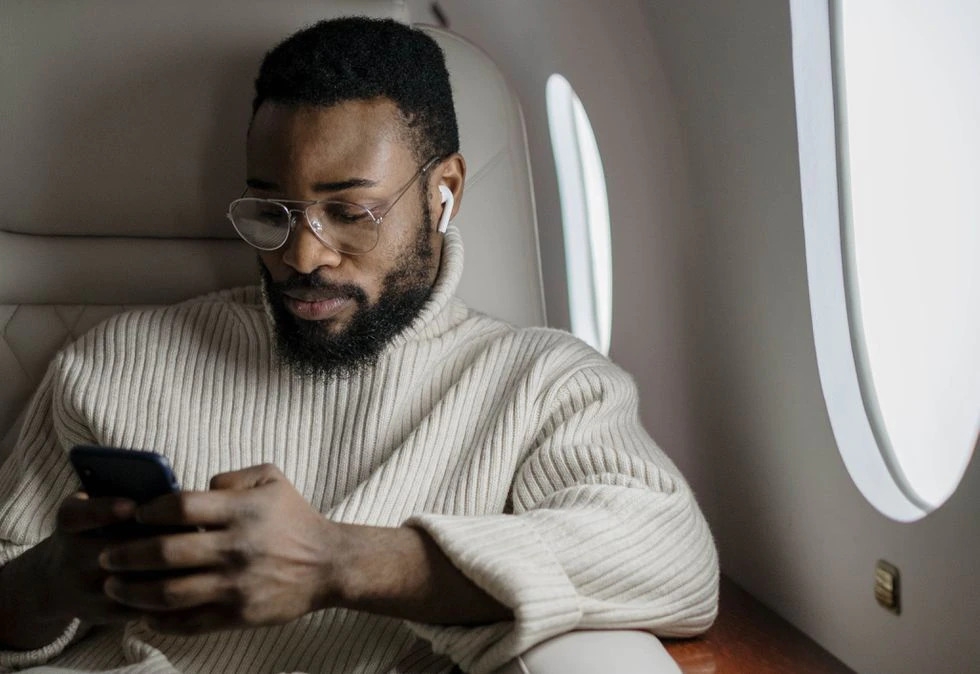 Se acab&oacute; el &ldquo;modo avi&oacute;n&rdquo;: por fin se podr&aacute; hablar por el m&oacute;vil en los vuelos