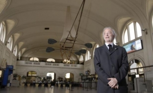 &quot;Vamos muchachos, hágan fuerza para que pueda construir una nueva maqueta y así seguir haciendo creer que me interesa una nueva terminal cuando en realidad lo que quiero, es que no me saquen de aquí, como quiso hacer el Pepe antes de dejar la presidencia...&quot;