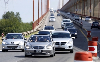 Hubo filas de hasta 10 km para cruzar a Uruguay