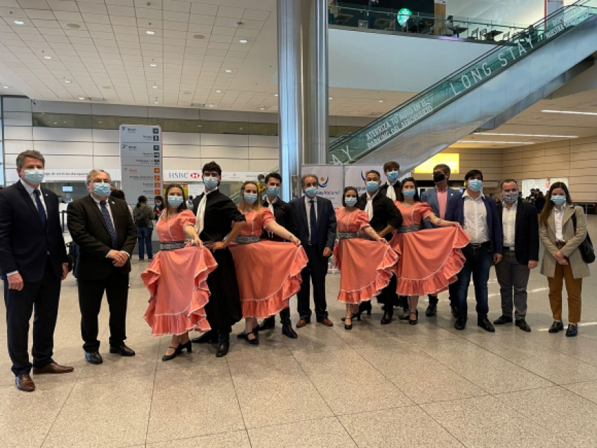 Integrantes del ballet del Sodre, en el centro, Subsecretario de Turismo, Remo Monzeglio.