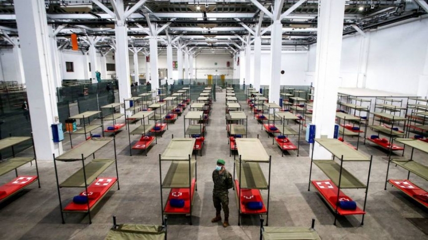 Miembros de la UME vigilan en la Fira de Barcelona. 