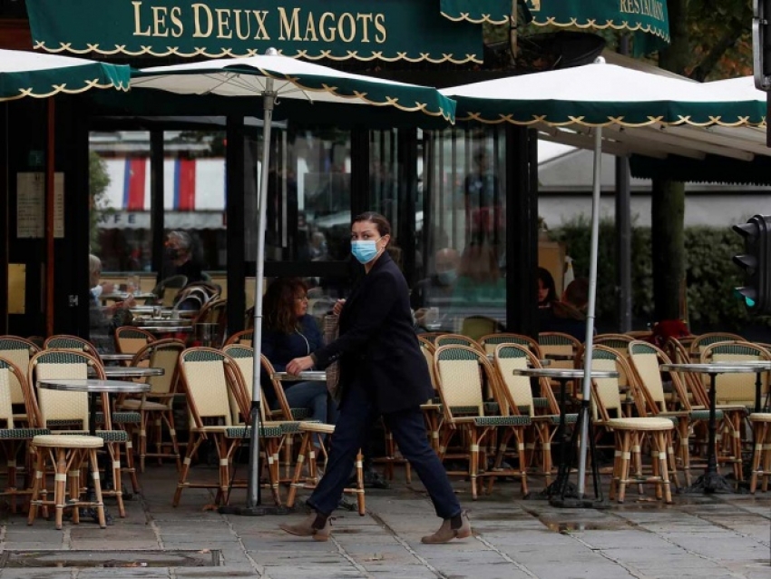 Par&iacute;s cierra caf&eacute;s y bares para contener pandemia