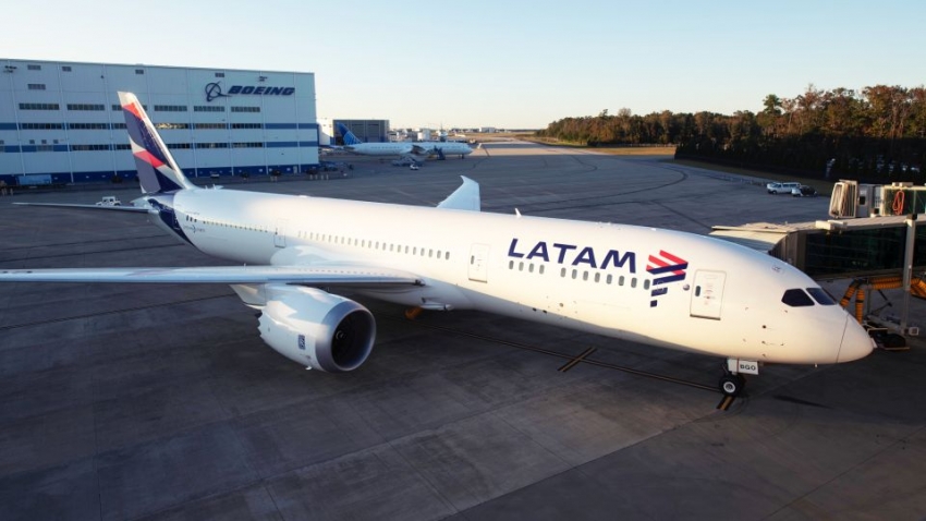 Primer Boeing 787 con nuevas cabinas de LATAM despega desde Santiago