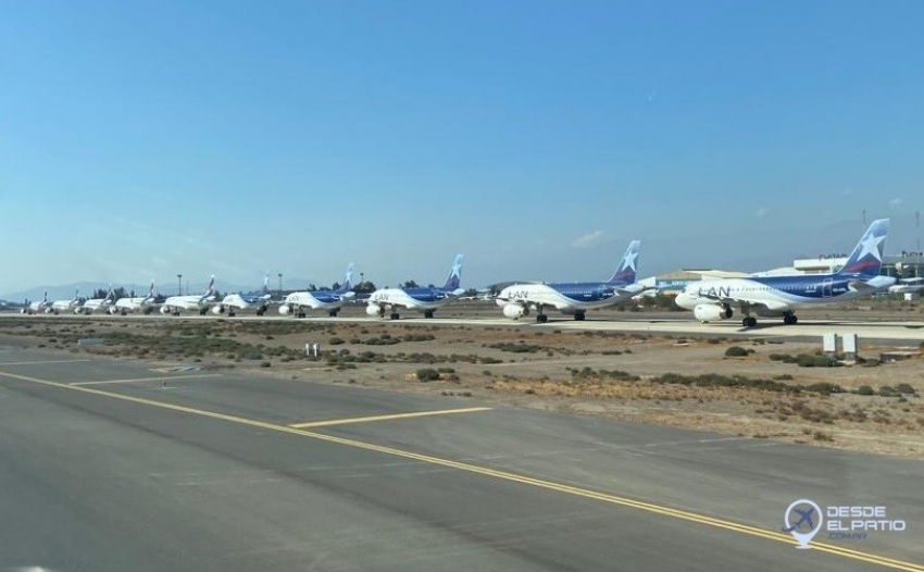 Aviones de Latam parados en Aeropuerto Arturo Merino Benitez (AMB) de la ciudad de Santiago.