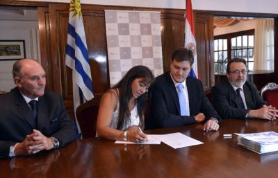       Daniel Olmedo, gerente general de Alas Uruguay; Sabrina Acevedo, vicepresidenta del directorio; José Brunetti, socio gerente; y César Iroldi, presidente del directorio. 