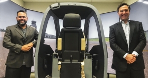 Andr&eacute; Stein, co-CEO de Eve y Martin Eurnekian, CEO de Corporaci&oacute;n Am&eacute;rica Airports durante la visita de Eurnekian al simulador de eVTOL en S&atilde;o Jos&eacute; dos Campos, S&atilde;o Paulo, Brasil.