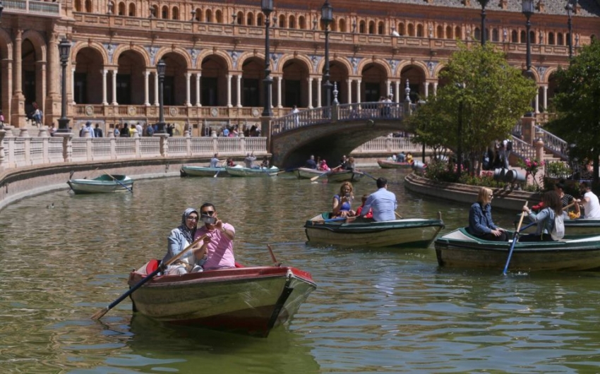 Turistas en las barcas de la Plaza de Espa&ntilde;a de Sevilla.