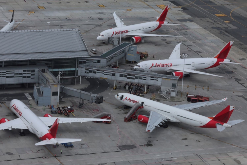 Aviones en tierra de Avianca en el aeropuerto El Dorado de Bogot&aacute;, en una imagen del pasado abril.LUISA GONZALEZ / REUTERS