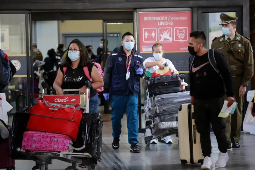 31 de marzo del 2021/Santiago Pasajeros que llegan desde el extranjero son trasladados por personal de seremi a hoteles sanitarios que deber&aacute;n ser pagados por ellos mismos.