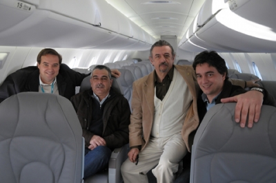 Otros tiempos: a bordo de un Bombardier,   Arturo Demalde  y los integrantes del directorio de Pluna Ente Fernando Pasadores, Daniel Delgado Sicco e Ignacio Berti.