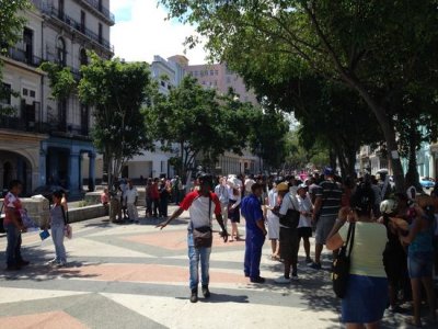 En el Paseo del Prado, en La Habana, se compran y venden casas. Comienzo de la actividad inmobiliaria.