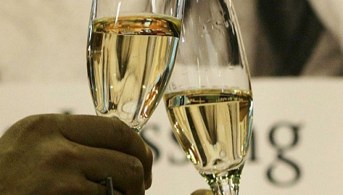 Hotel ingl&eacute;s ofrece a clientes darse ba&ntilde;os en champ&aacute;n