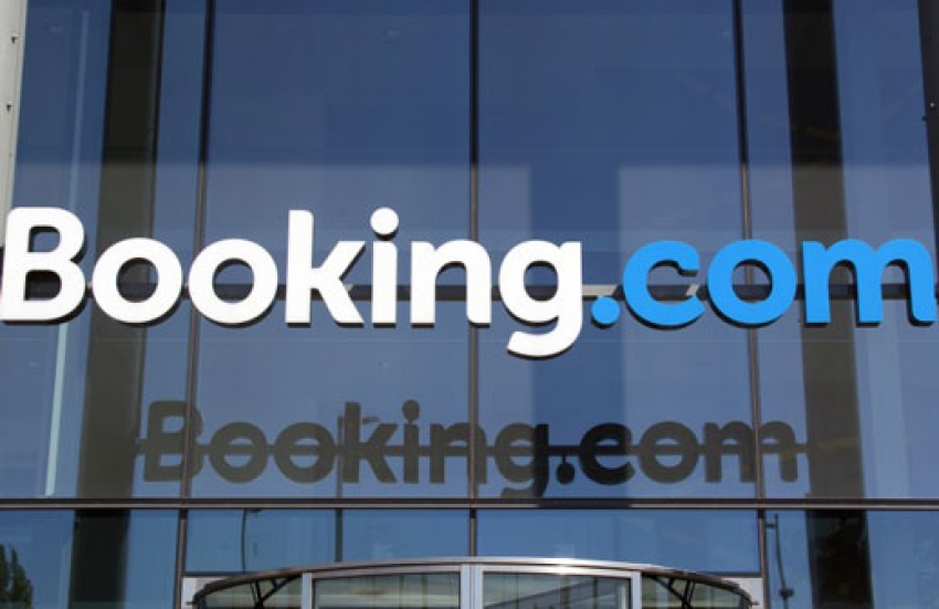 Booking despide a miles de empleados por video