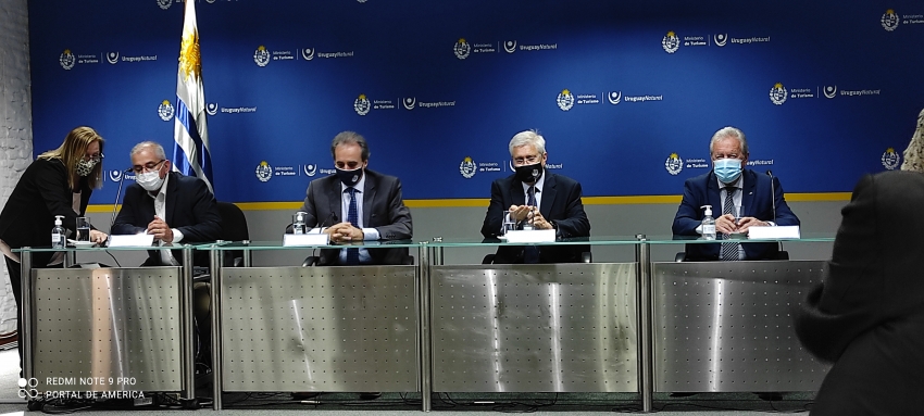 Intendente de Flores, Fernando Echeverr&iacute;a; Subsecretario de Turismo, Remo Monzeglio; Ministro de Turismo; Tabar&eacute; Viera; Intendente de Colonia, Carlos Moreira