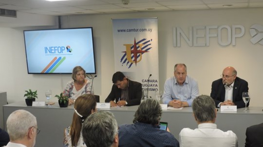 El 6 de febrero, cuando se firmó el convenio en el INEFOP: Liliam Kechichian; Eduardo Pereyra (INEFOP); Ernesto Murro y Juan Martínez