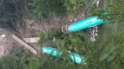 Fuselajes de Boeing 737 terminan en un r&iacute;o tras descarrilar el tren que los llevaba