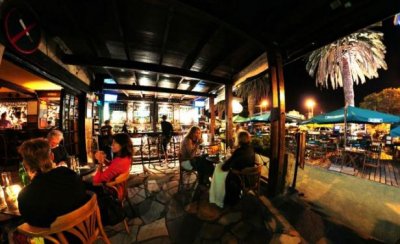 El pub frente al Puerto del Este fue escenario de una noche donde llovieron d&oacute;lares.