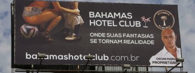 Cartel publicitario que insin&uacute;a c&oacute;mo una mujer practica sexo oral a un futbolista y que gener&oacute; pol&eacute;mica en Brasil.