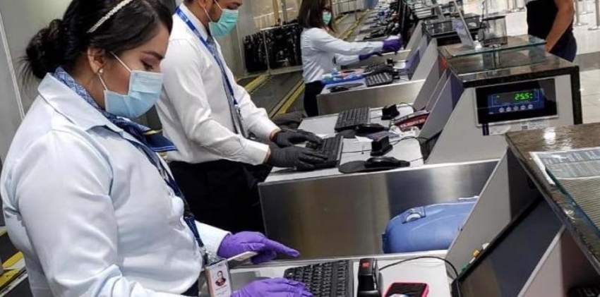 Mostrador de Copa Airlines Panam&aacute;. Los trabajadores est&aacute;n implementando sistemas de seguridad en todos los puntos de atenci&oacute;n al viajero.