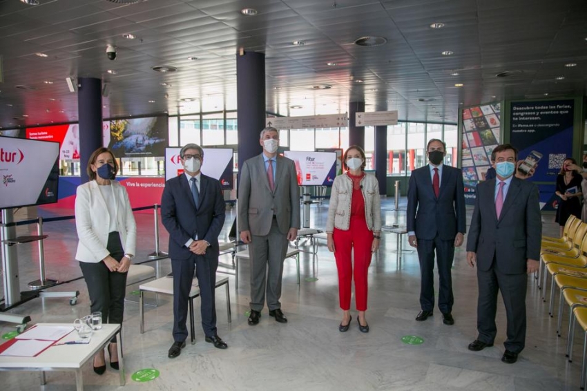 Mar&iacute;a Valcarce, directora de FITUR; Daniel Mart&iacute;nez, viceconsejero de Cultura y Turismo de la Comunidad de Madrid; Jos&eacute; Vicente de los Mozos, presidente del Comit&eacute; Ejecutivo de IFEMA MADRID; Reyes Maroto, ministra de Industria, Comercio y Turismo; Javier S&aacute;nchez-Prieto, presidente del Comit&eacute; Organizador de FITUR, y Eduardo L&oacute;pez-Puertas, director general de IFEMA MADRID.
