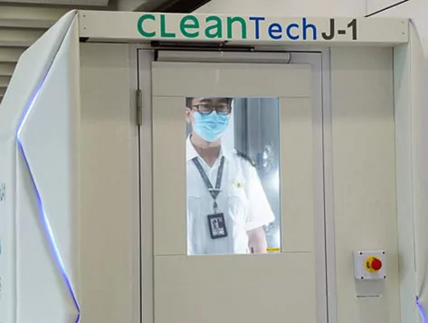 El aeropuerto de Hong Kong es el primero del mundo en incorporar m&aacute;quinas que pulverizan el cuerpo entero de los viajeros. El edificio tambi&eacute;n cuenta con robots de esterilizaci&oacute;n las 24 horas del d&iacute;a.