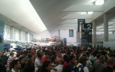 Pasajeros enojados ante los retrasos en vuelos de EEUU