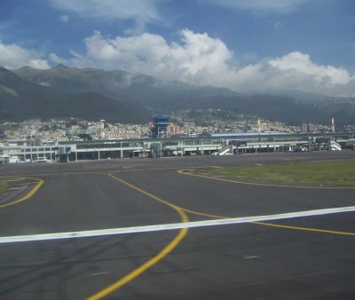 Ecuador incrementa cobros por ingreso y salida del pa&iacute;s