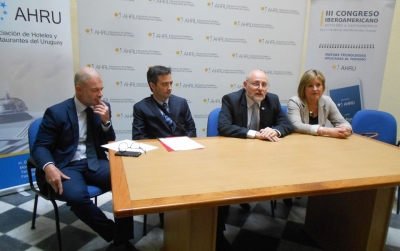 Julio Facal, Asesor legal AHRU; Fernando Pelaez, Presidente Congreso; Juan Martinez, Presidente AHRU; Elizabeth Villalba, Directora de Turismo de Montevideo.