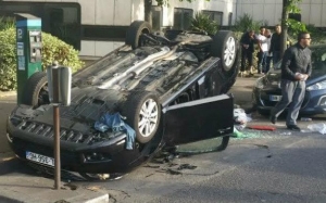 Un coche de Uber, volcado por los huelguistas en Par&iacute;s.