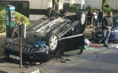 Un coche de Uber, volcado por los huelguistas en Par&iacute;s.