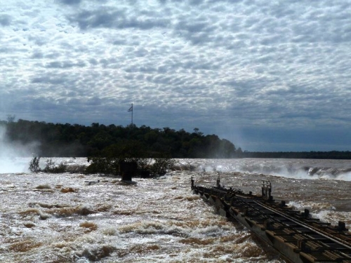 Esperan que baje el r&iacute;o Iguaz&uacute; para evaluar da&ntilde;os de pasarelas en Cataratas