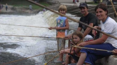 &ldquo;A r&iacute;o revuelto&rdquo;. La familia Peir&aacute;n, de Arias, pas&oacute; la tarde de ayer pescando en el crecido r&iacute;o Santa Rosa 