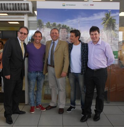 Juan Borrelli, Gerente de Marketing de Petrobras; Maxi de la Cruz, actor; Gabriel Zamalvide, Gerente de Estaciones de Servicio de Petrobras;  Rafael Cotelo, actor; Ernesto Bonilla, Gerente de Marketing de Latam Airlines.