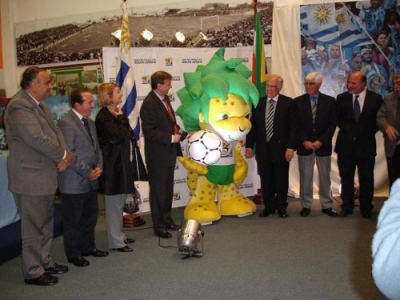 Uruguay: entrega de "Zakumi" al Museo del F&uacute;tbol   