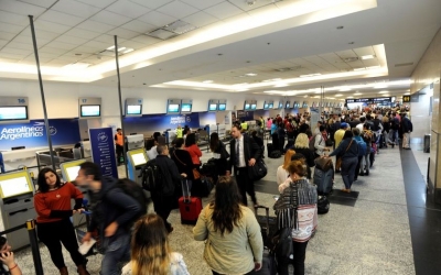 M&aacute;s argentinos en el aire: los vuelos de cabotaje cerraron otro mes con r&eacute;cord