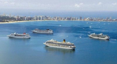 Cuando decimos que los cruceros atracan en Punta del Este deberíamos precisar que lo hacen en las proximidades ya que por calado ello es imposible. Quienes si llegan son los cruceristas transportados en tenders o feeders